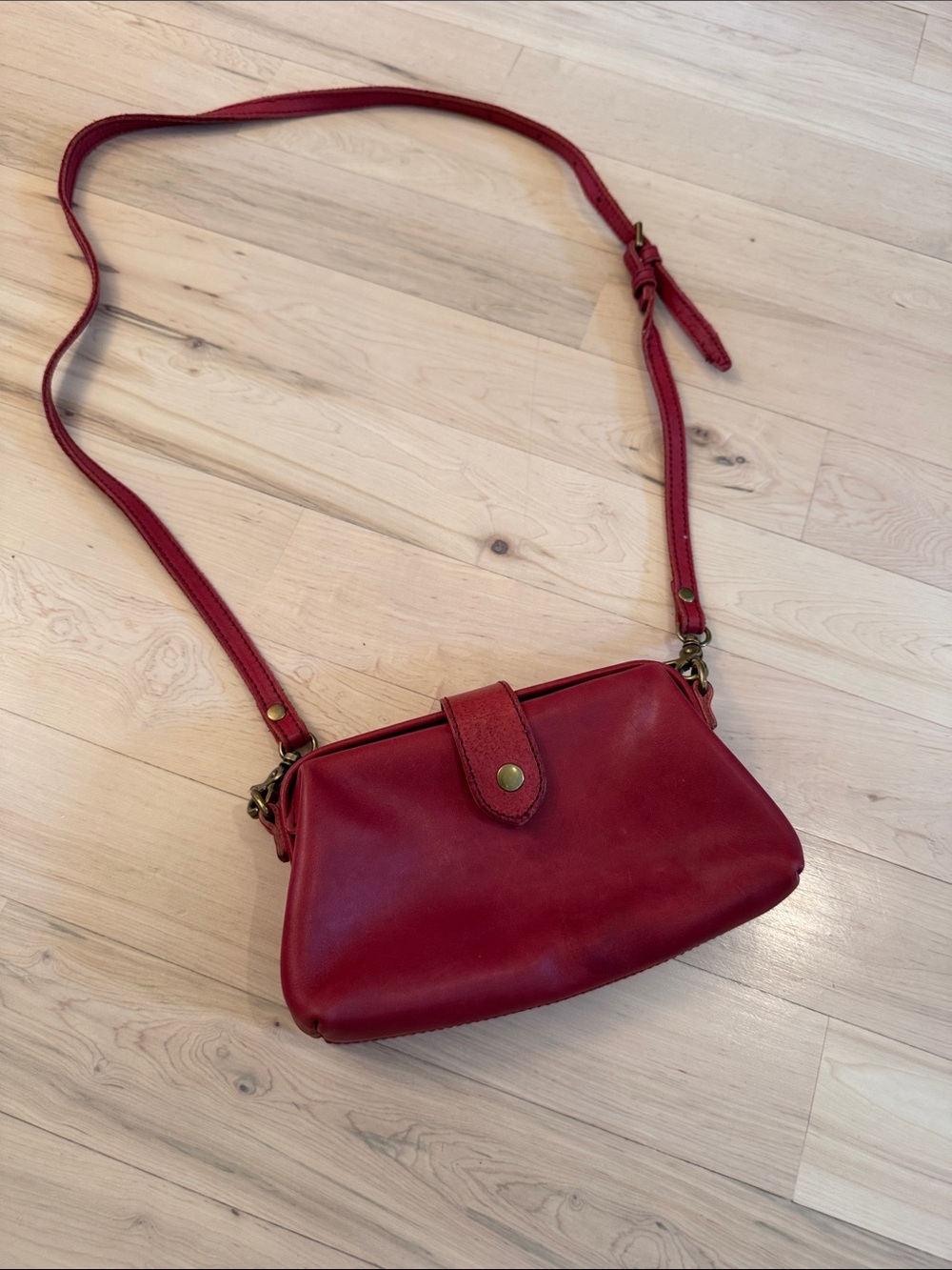 Vintage Clip Red Leather Crossbody Bag – Retro Style Purse-Wide Opening-Read